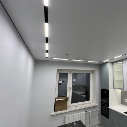 Монтаж сатинового потолка в кухня 16 м2